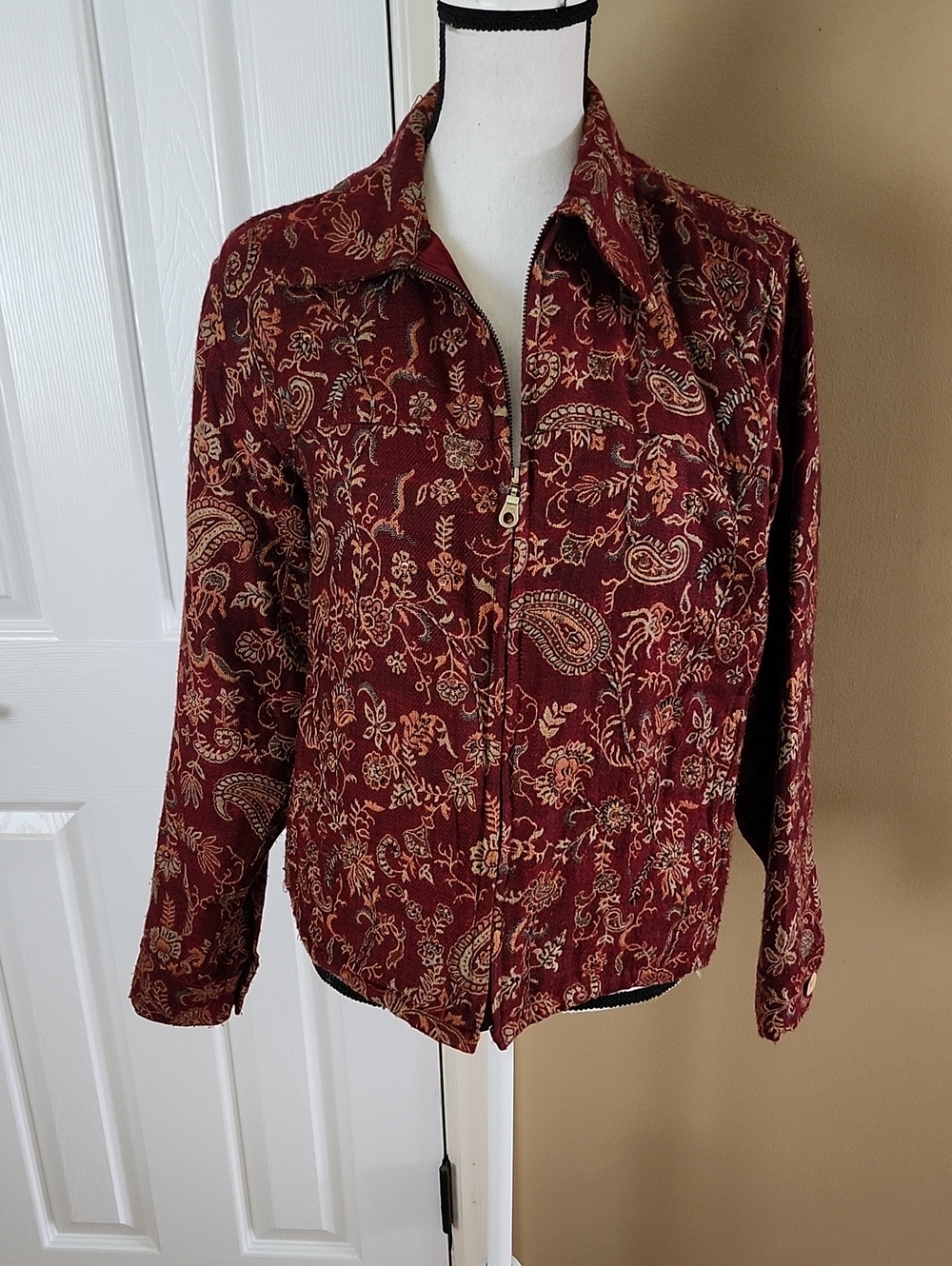 Suit - Picture 4 of 10